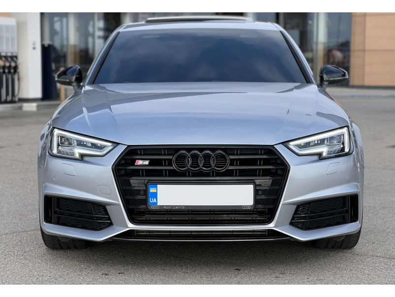 Передній бампер  ( в стилі S4 ) на Audi A4 B9 2015-2019 року