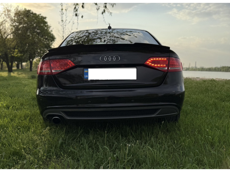 Спойлер Чорний глянець V2 на Audi A4 B8 2007-2011 року